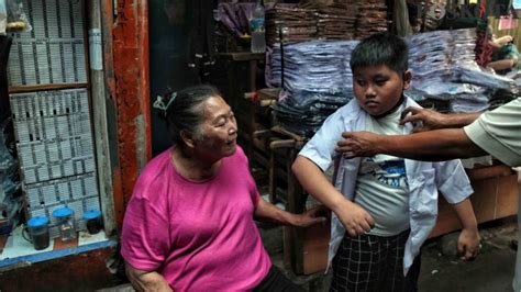 Jelang Ajaran Baru Omset Penjualan Seragam Sekolah Meningkat Dua Kali