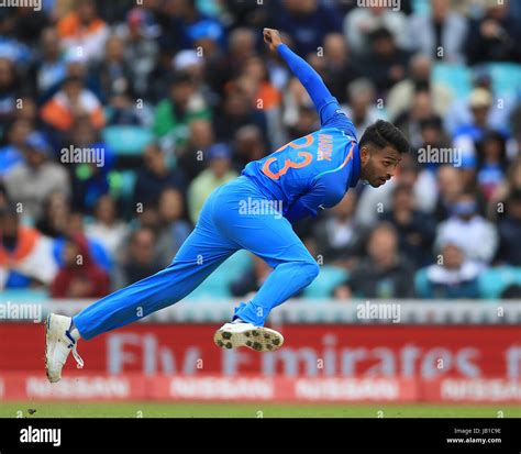 Hardik Pandya Trophy Hi Res Stock Photography And Images Alamy