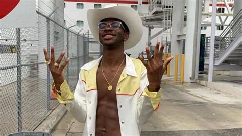 Lil Nas X Faz Hist Ria E Se Torna O Artista Gay A Levar Pr Mio De