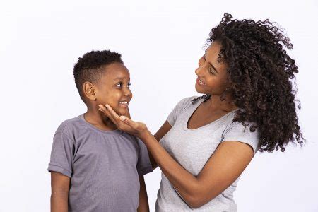 Mãe feliz ao lado de seu filho sobre fundo isolado branco download