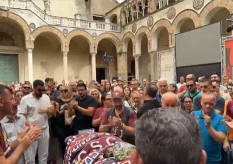 Applausi E Cori Per Gianni Novella Fuori Dal Duomo L Ultimo Saluto Tra