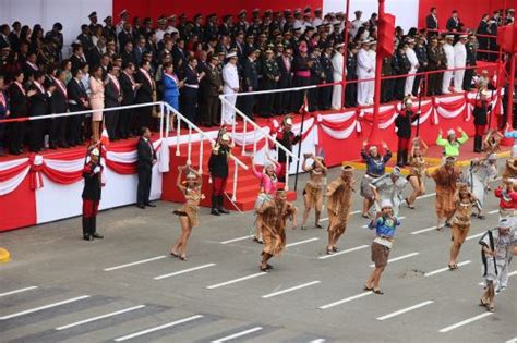 Desfile C Vico Militar Danzas Emblem Ticas De Todo El Per Hacen