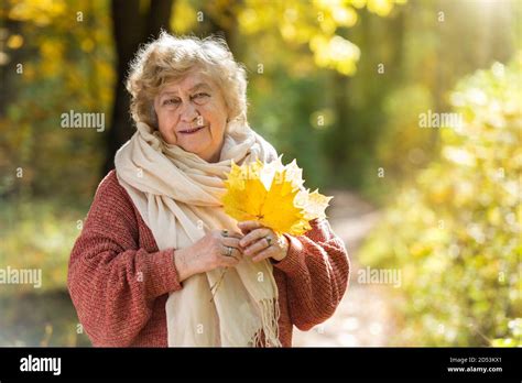 80 Ans Vieille Femme Banque De Photographies Et Dimages à Haute