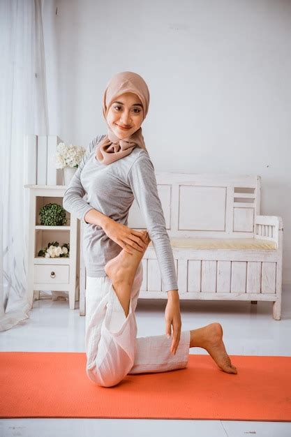 Premium Photo Asian Muslim Woman Instructor Wearing Hijab Doing Yoga