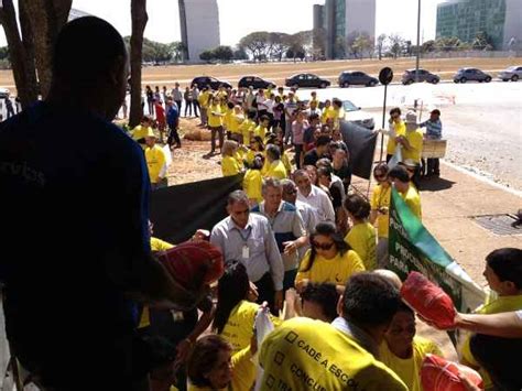 Fiscais Da Agropecu Ria Distribuem Frangos Diante De Minist Rio Em Protesto