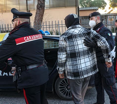 Rapinatore Scappa Dalla Comunit Fermato In Piazza Della Resistenza