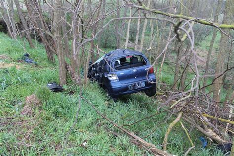 Incidente Sulla Pontina Auto Fuori Strada Finisce Sopra Un Albero