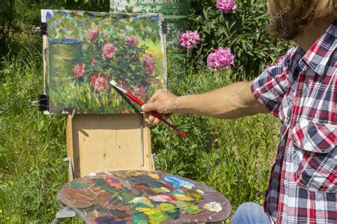 Un Artista Masculino Barbudo Pinta Pintura En La Naturaleza Plein Air