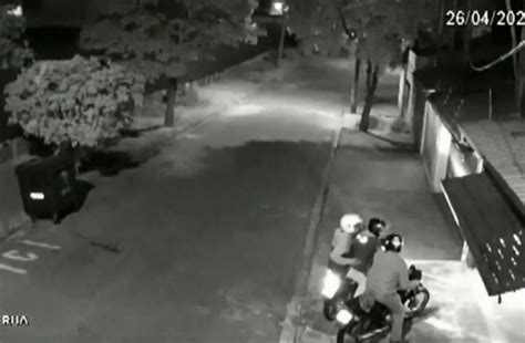 Dupla armada rende motociclista na frente da casa e rouba veículo