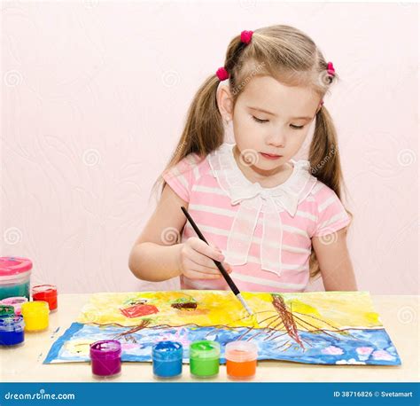 Dessin Mignon De Petite Fille Avec La Peinture Et Le Pinceau Photo