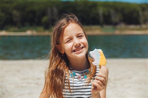 Encantadora Ni A Con Sombrero Come Helado En La Playa De La Playa