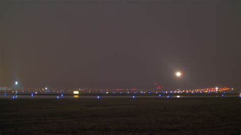 Airplane landing at night 28346293 Stock Video at Vecteezy