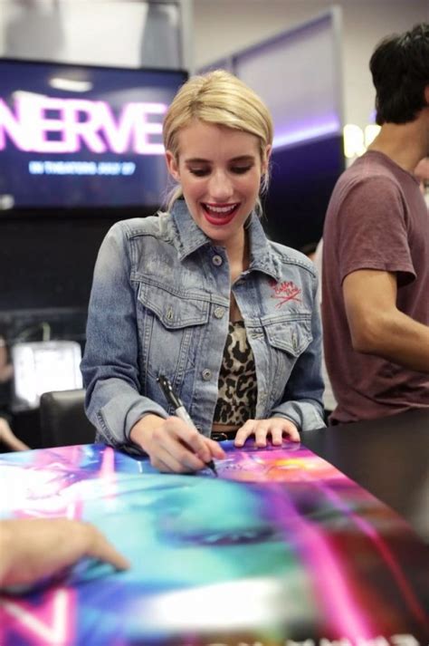 EMMA ROBERTS Signing Autograph at Comic-con International 2016 in San ...