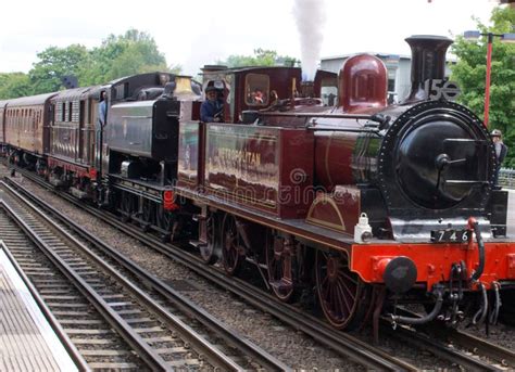 Locomotives Vapeur Et Lectriques Vintage Sur Le M Tro London Pendant