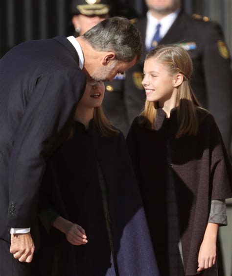 El Rey Felipe Vi Junto A La Princesa Leonor Y La Infanta Sofía En El