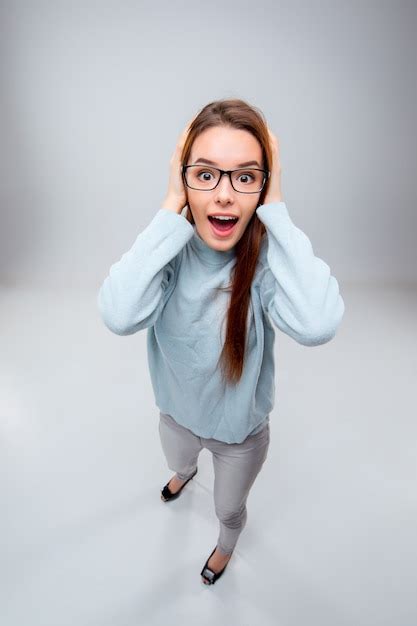 Mulher De Neg Cios Jovem Sorridente Em Copos Em Um Fundo Cinza Vista