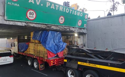 Tráiler se atora en puente de la alcaldía Benito Juárez Grupo Milenio