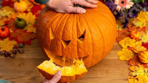 Kürbis schnitzen einfache Anleitung für gruselige Halloween Gesichter