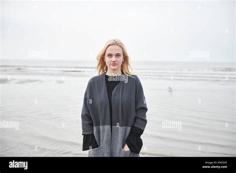 Jeune Femme Blonde Debout Sur La Plage Banque De Photographies Et Dimages Haute R Solution