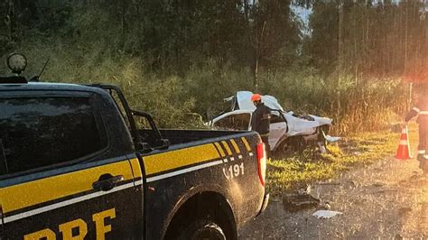 Carro fica destruído após colisão frontal caminhão motorista morre