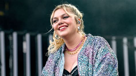 Louane Sublime Avec Une Robe Transparente Elle Fait Sensation