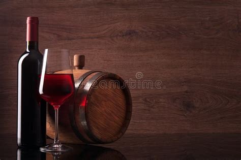 Fles Van Rode Wijn Glas En Vat Op Houten Achtergrond Stock Foto