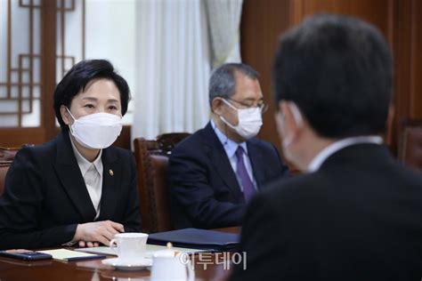 포토 정세균 총리 발언 경청하는 김현미 장관 이투데이