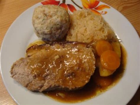 Schweinebraten mit Semmelknödel und Sauerkraut - Rezept - kochbar.de