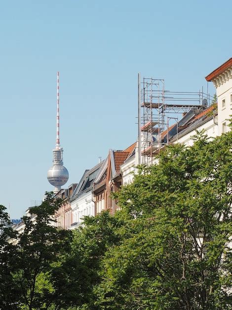 Fernsehturm que significa torre de televisión en alexanderplatz en