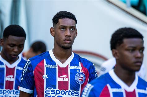 Zagueiro Das Divis Es De Base Do Bahia Assina Contrato Profissional