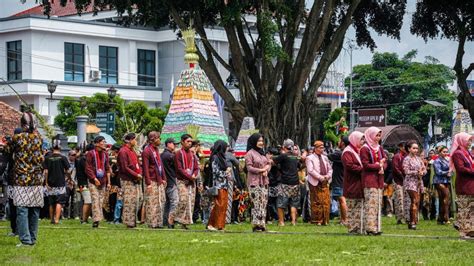 Ribuan Orang Meramaikan Perebutan Gunungan Gethuk Grebeg Gethuk Di