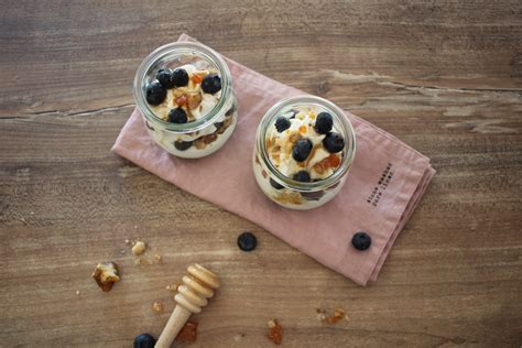 Griechischer Joghurt mit Waldfrüchten Honig und karamellisierten