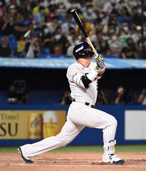 【ヤクルト】村上宗隆、先制の42号3ラン！ベンチ指さしながら悠然とダイヤモンド周回 プロ野球写真ニュース 日刊スポーツ