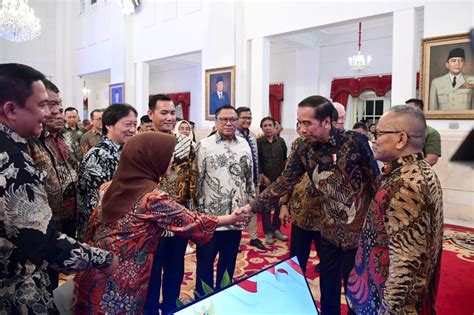 FOTO Presiden Tekankan Pentingnya Regulasi Transformasi Digital Yang