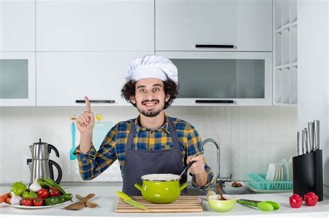 Vista Frontal Del Chef Masculino Sonriente Con Verduras Frescas