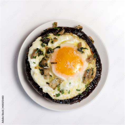 Funghi Portobello Ripieni Con Uovo Fritto Isolato Su Sfondo Bianco