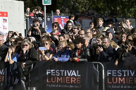 En images La sortie des Usines Lumière vue par Wim Wenders