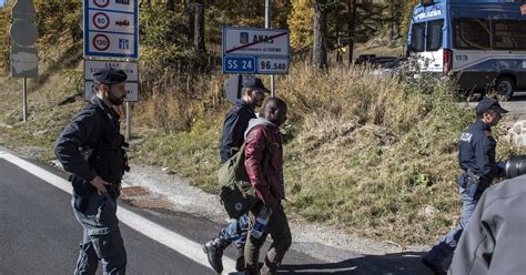 Migranti Orrore Al Confine Italia Francia Accoltellano Un Camionista