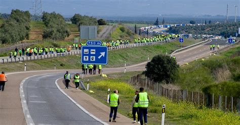 Agricultores y ganaderos cortan el paso a Andalucía por la A 4 a la