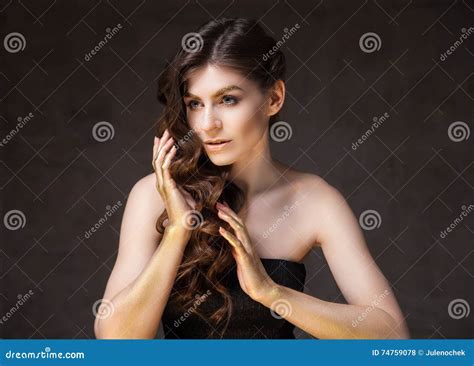 Manierbrunette Met Lang Golvend Haar Die Weg Eruit Zien Stock Foto Image Of Horizontaal