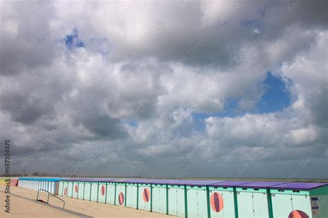 Plage Avec Cabines Color Es Malo Les Bains Qui Est Un Quartier