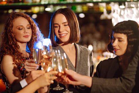 Pessoas felizes comemorando as férias de inverno junto o conceito