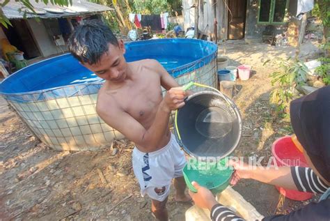 Tampung Air Bersih Warga Bangun Bak Penampungan Darurat Republika Online