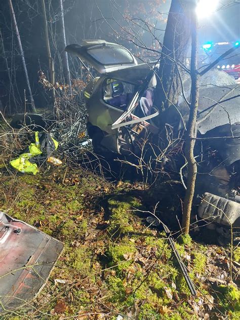 Pojazd Wypad Z Drogi I Roztrzaska Si Na Drzewie Jedna Osoba Nie