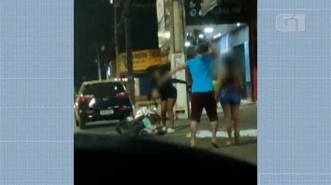 Vídeo mostra homem agredindo mulher capacete no meio de avenida em