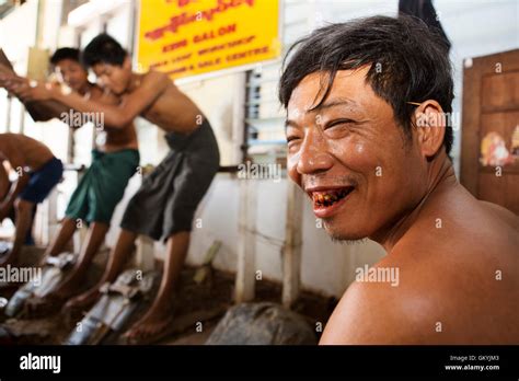 Burmese Men Hi Res Stock Photography And Images Alamy
