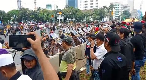 Situasi Memanas Pedemo Di Patung Kuda Saling Lempar Batu Okezone