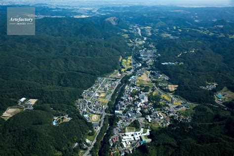 山に囲まれた秋保温泉街と名取川