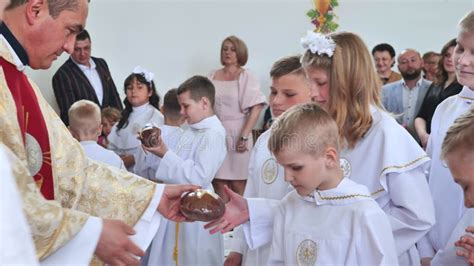 Pervomaysk Belarus June 17 De Junho De 2022 Crianças Pegam Pão Do