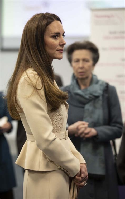 Kate Middleton Sfoggia Il Tailleur Nude Per La Prima Uscita Pubblica